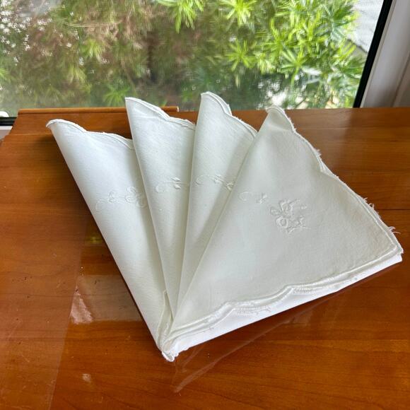 Vintage White Embroidered Cloth Napkins Set of 4 with Scalloped Edges - Picture 2 of 11